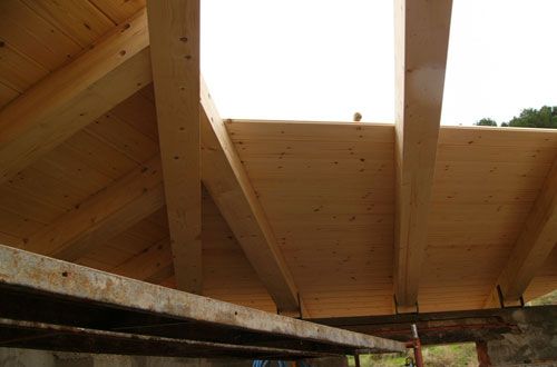 Construcción de techo de madera